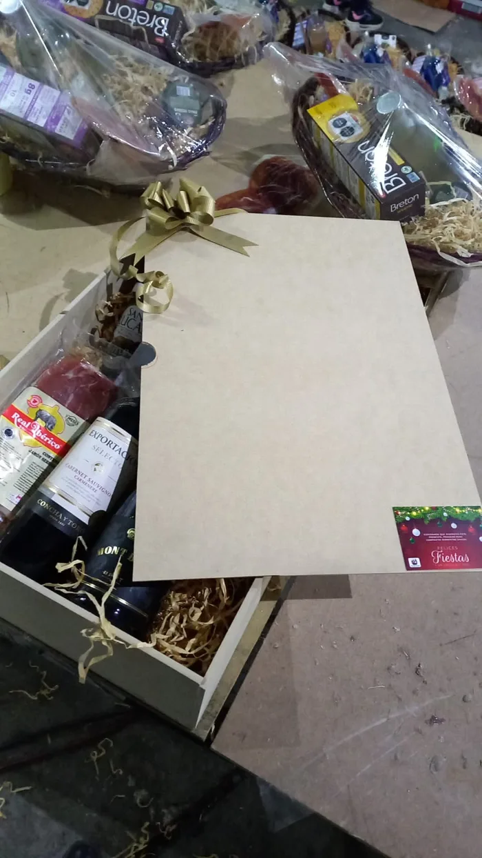 Armado y empaque de canastas navideñas cancún en taller