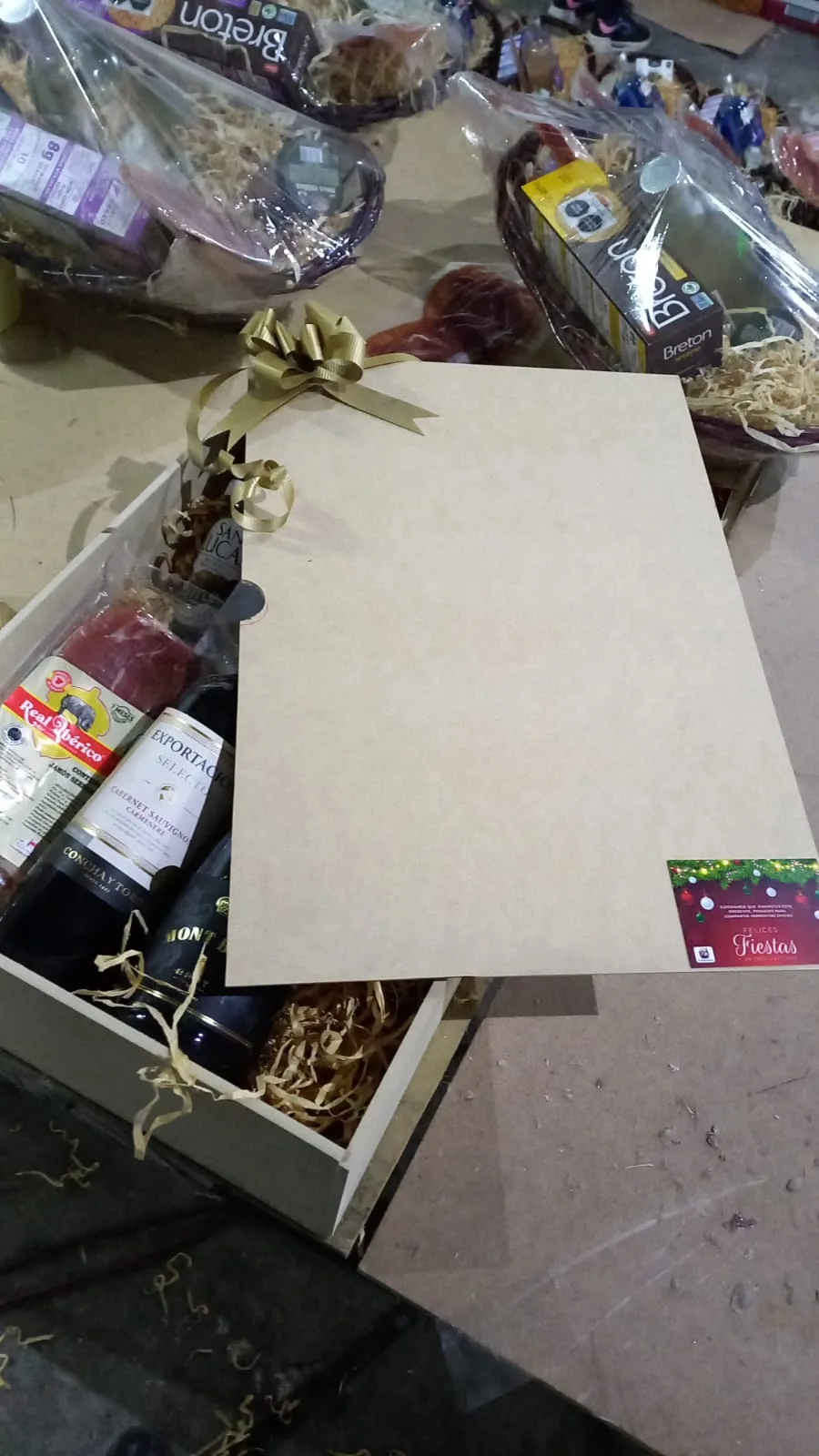 Armado y empaque de canastas navideñas cancún en taller